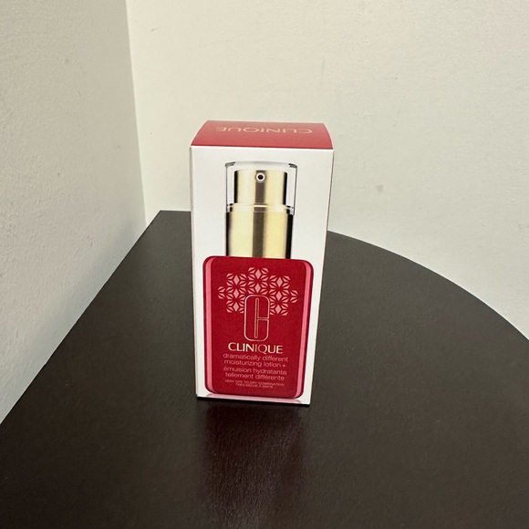 SPECIAL EDITION CLINIQUE DRAMATICALLY DIFFERENT MOISTURIZING LOTIO… - Picture 8 of 10